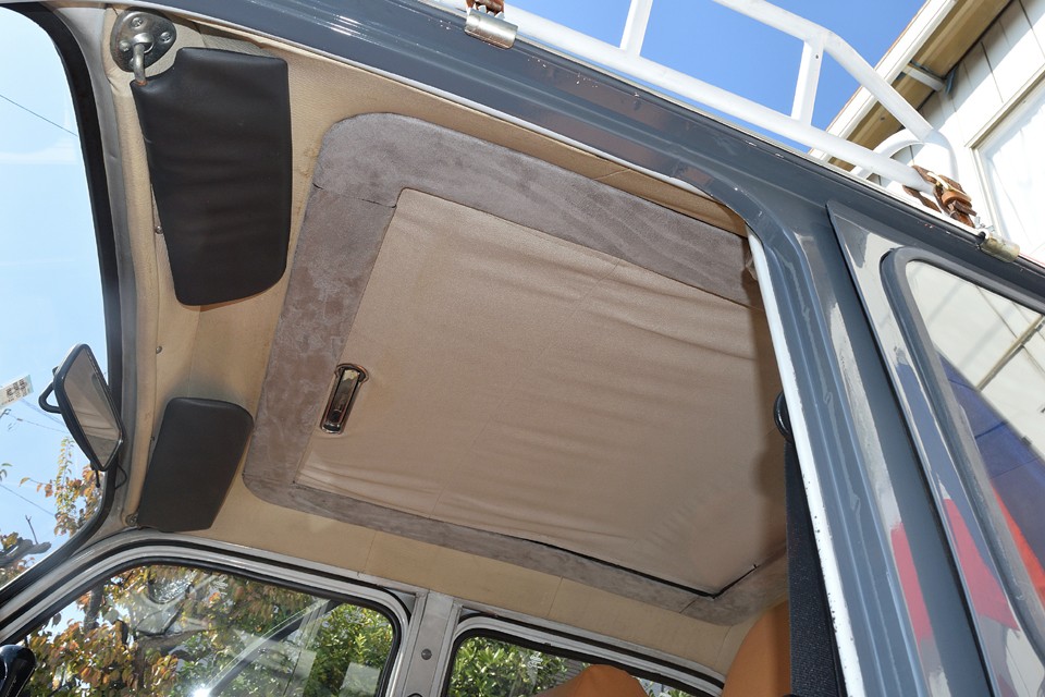 サンルーフの周りもアルカンターラ張りに！チープなビニール素材のところをアルカンターラ張りにすれば、より効果的でしょ。