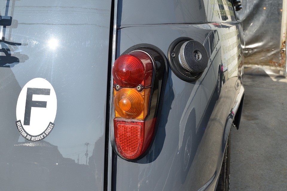 特徴的な形のリアレンズも、割れはもちろん色褪せもほぼ感じない状態です。