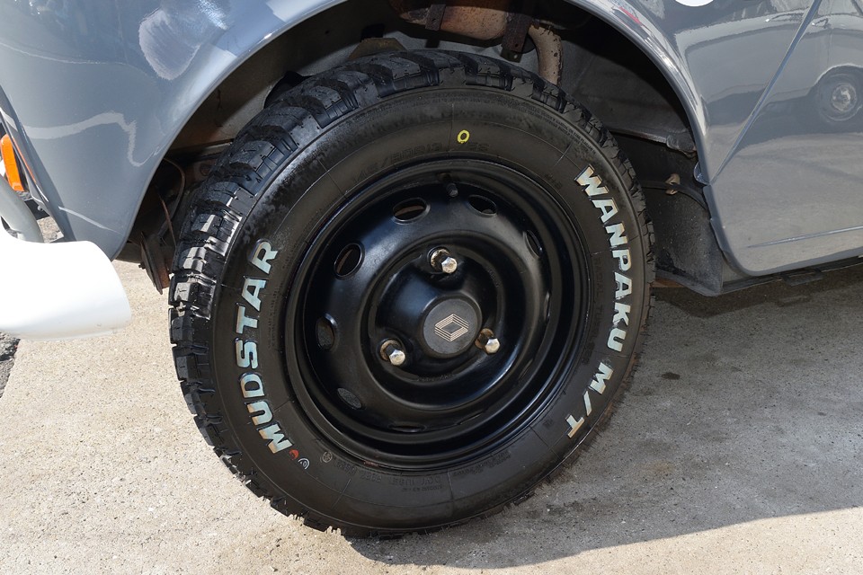 タイヤはキャトルで唯一サイズの合うマッドタイヤを装着！今から約1年ほど前（令和4年11月）に交換していますが、走行は500kmにも満たないくらいです。