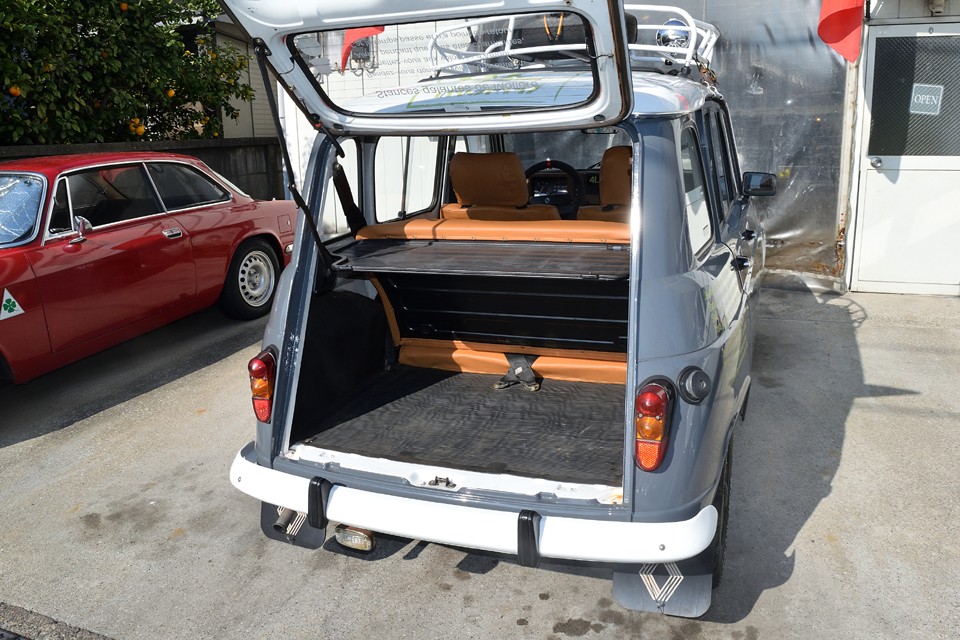 キャトルのリアハッチはこんなにガバッと開くのに、開閉は軽くて楽々！つくづく実用車なんだなぁと思わされます。