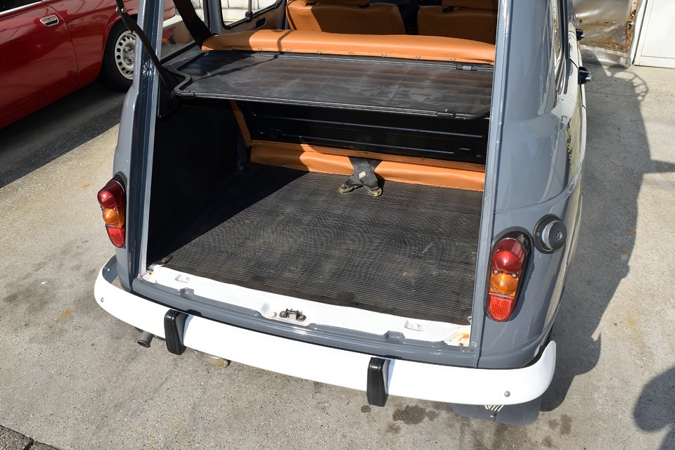 しかも、ご覧の通りほとんど出っ張りの無いスクエアな形状なので、荷物も思った以上にタップリと積めます。