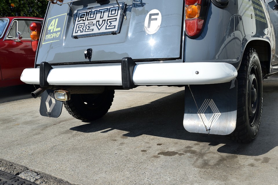 ルノーロゴ入りマッドガードはタイヤ巻き込み防止の吊りワイヤーも設置済。いい感じでしょ！