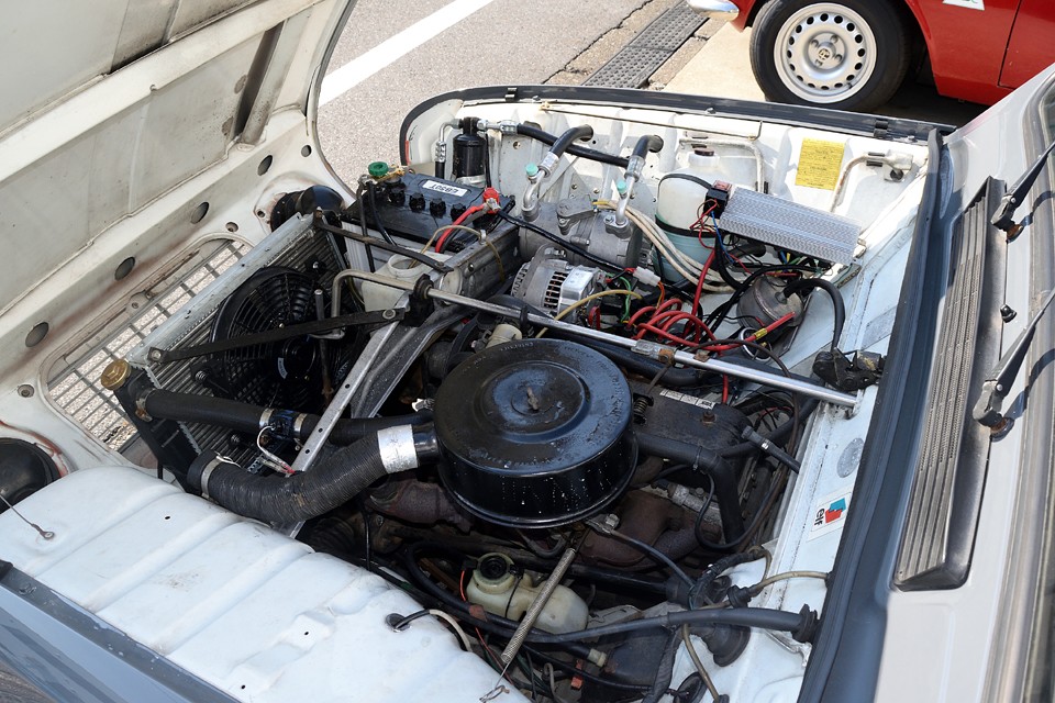 通常のキャトルのエンジンルームとは少し違う印象かと・・・ひとつひとつ見ていきましょう。