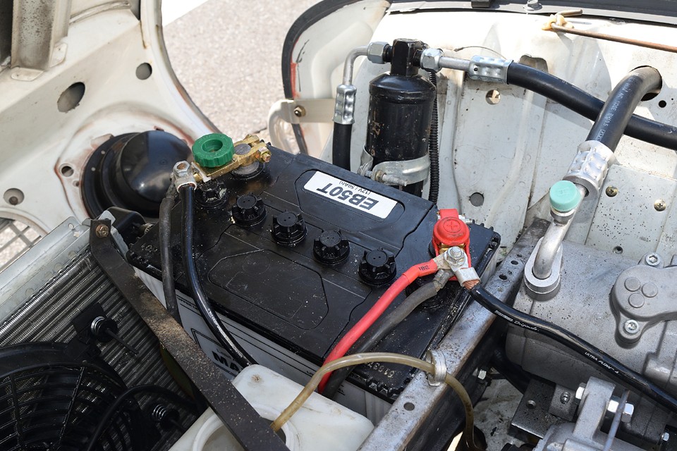 90Aのオルタネーター設置に伴い、クーラー未使用時の過電流に対応するためバッテリーも大容量タイプに換装！
