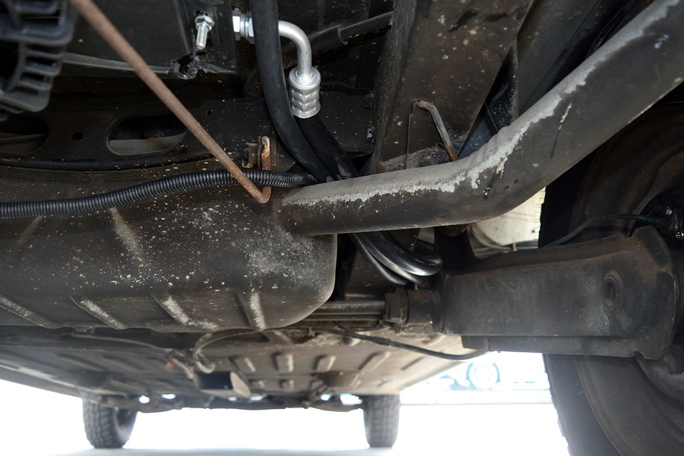 問題はエンジンルームまでの配管ですが、これをご覧いただければ、その苦労もお判りいただけるかと・・・。まずはシャシー下面からリアシートの下あたりに開けた穴から室内へ。