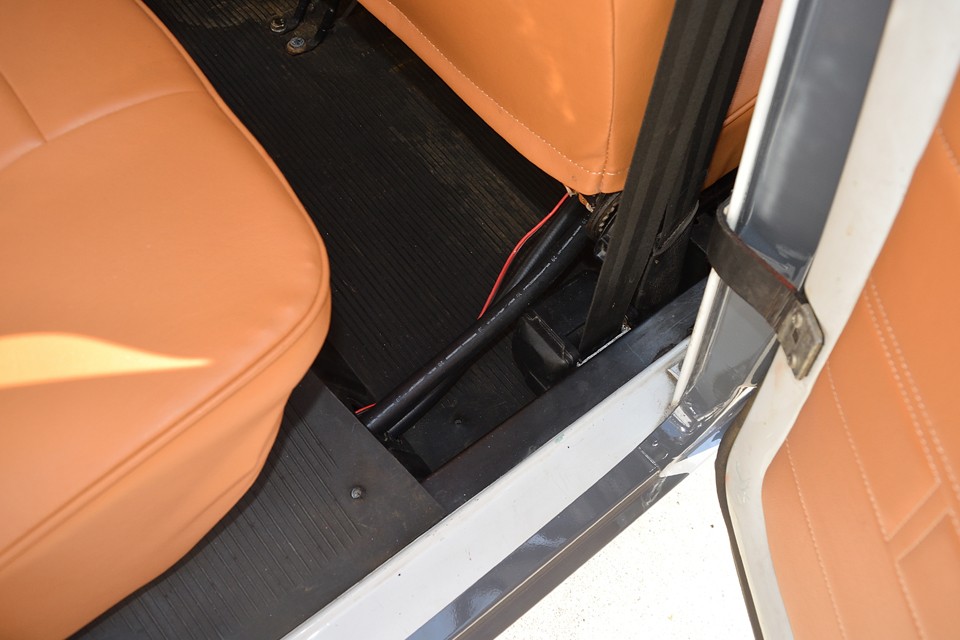 リアシートの右端を通ってフロントシート下へ・・・。