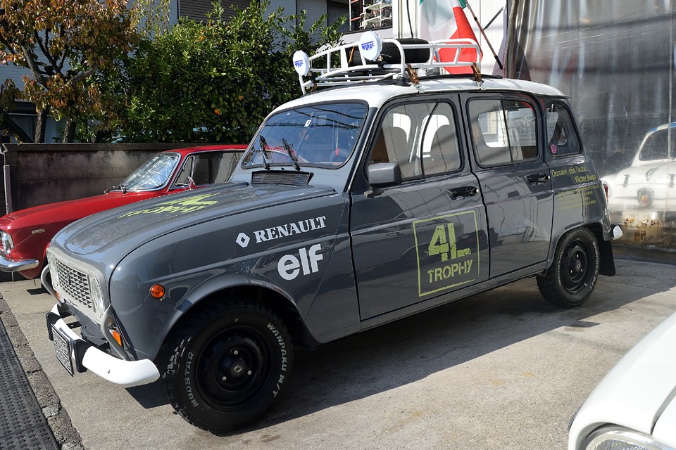 さぁ、それでは今一度、QUATREVEの雄姿をご覧いただきながら、おさらいを。まずはアウトレーヴ一同がフランスで見た「4L TROPHY」の熱い熱い情熱に触発され、無謀？！にも造っちゃえばいいじゃん！的なノリで始めたのがそもそも。