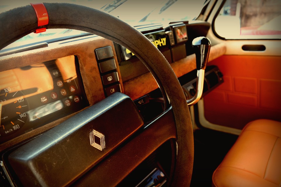 しかしなから、作業を進めていくうちに、当然ながら勢いだけではうまくまとまらず、試行錯誤を繰り返すこととなり、『何でこんな無駄な事やってるんだ？』なんて思う事も在り・・・。