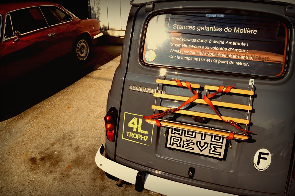 そう、あの「4L TROPHY」のスタート地点で感じたエネルギー・・・これからレースに出ようとしているのに闘争心や緊張感とは異なり・・・。