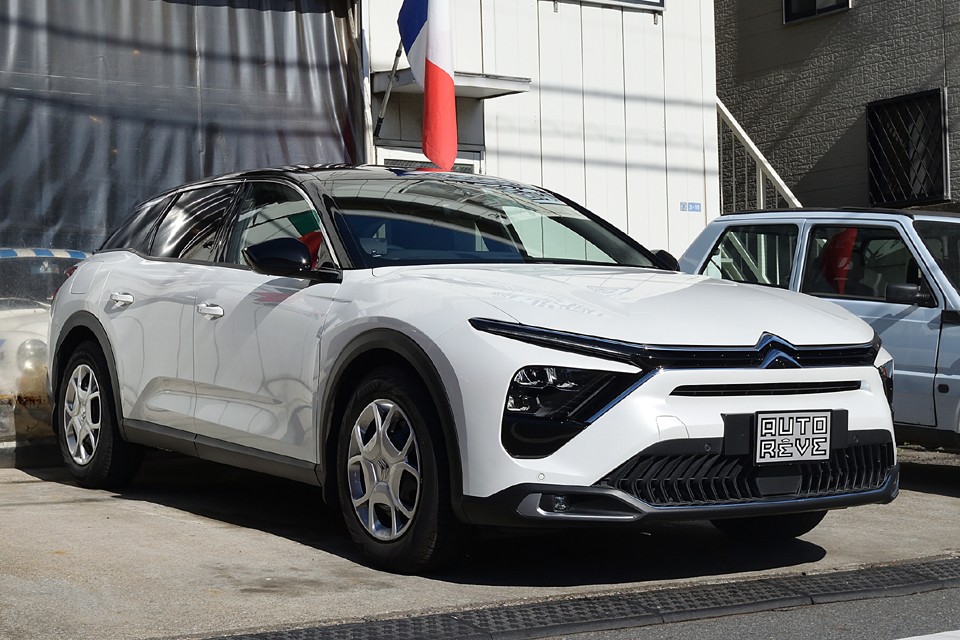 あれ？ホイールが違う？！って気が付いた貴方はエライ！逆に貴重な鉄ッチンホイール＆スタッドレス装着でこれからの季節も安心！もちろんノーマルタイヤ＆純正アルミホイールも付属します。