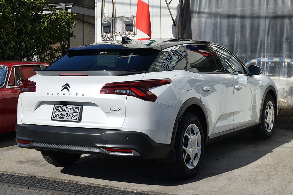 最近のクルマのフォルムって感じですが、ビッグシトロエンは昔から5ドアハッチバックセダンですから、このC5Xは正常進化型モデル。似たフォルムの他車がようやく追いついてきただけなのです。