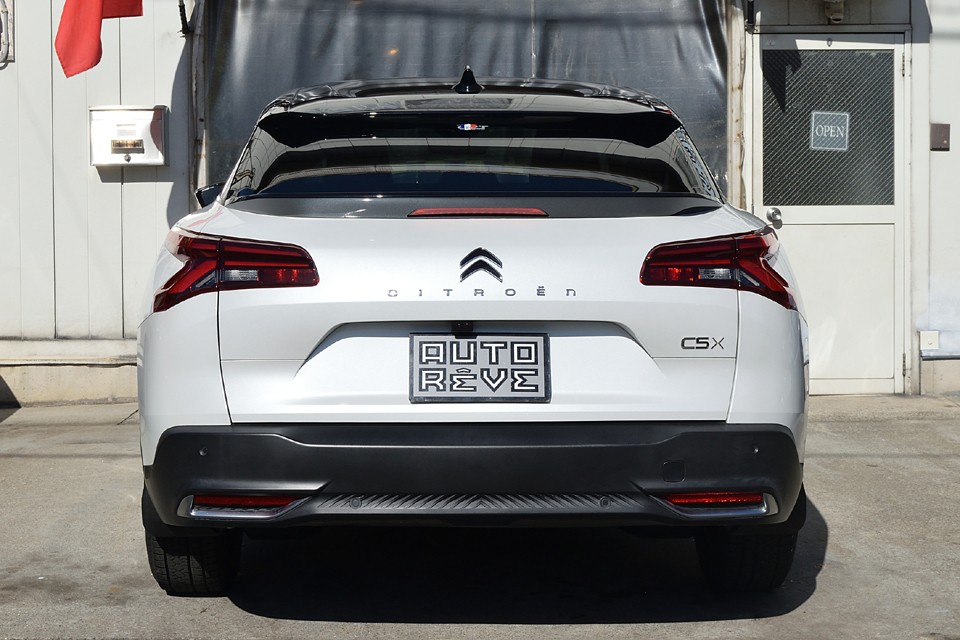 端がＶ字状に分かれた特徴的なデザインのリアライトですが、ボディサイドのラインとキレイに繋がっていて、単にＶ字にしただけではないのが分かりますね。