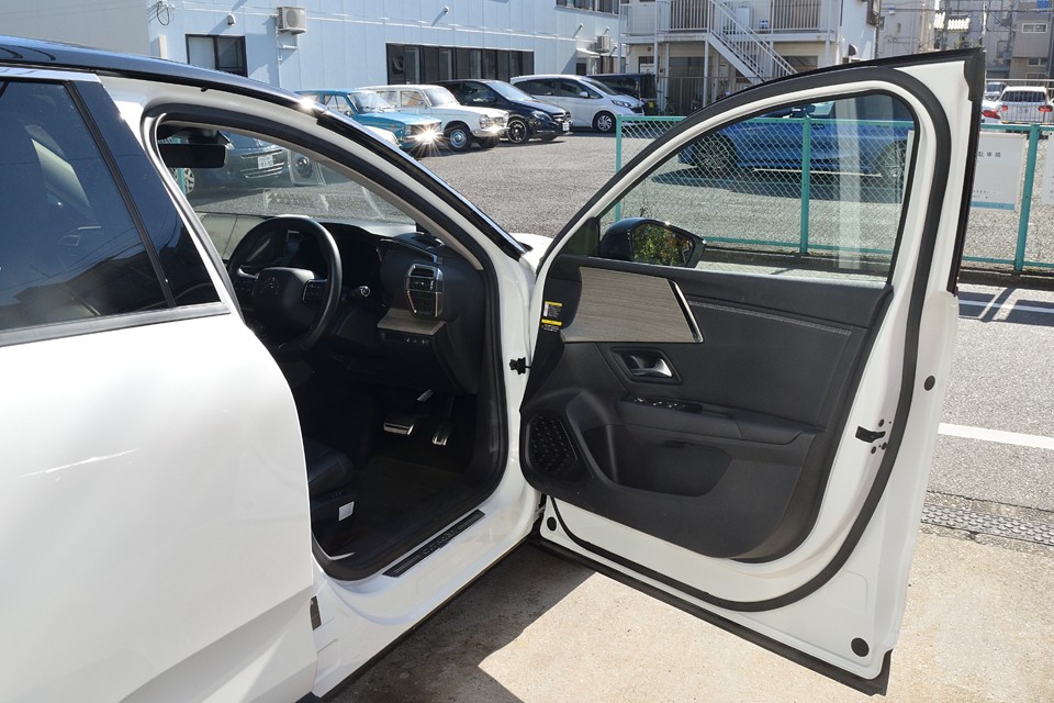 さぁ、それでは外装同様ピッカピカの室内のご紹介です。どうぞ～。