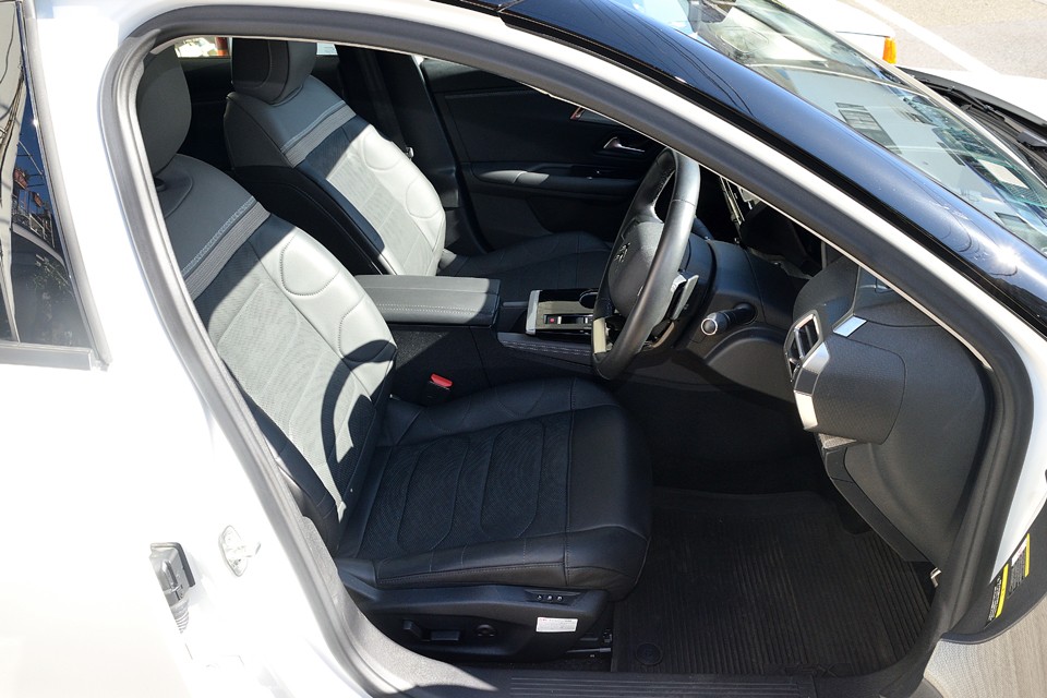 一見、ごく普通のインテリアで特に特徴も無さそうに見えるのですが・・・。