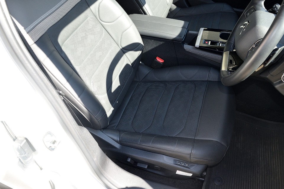 革シートには横長のハニカム？のような独特のステッチや、細かいパンチングで模様を表したりと、独特の雰囲気があります。他車とは違うことに躊躇しない、シトロエンらしいところでしょうか。