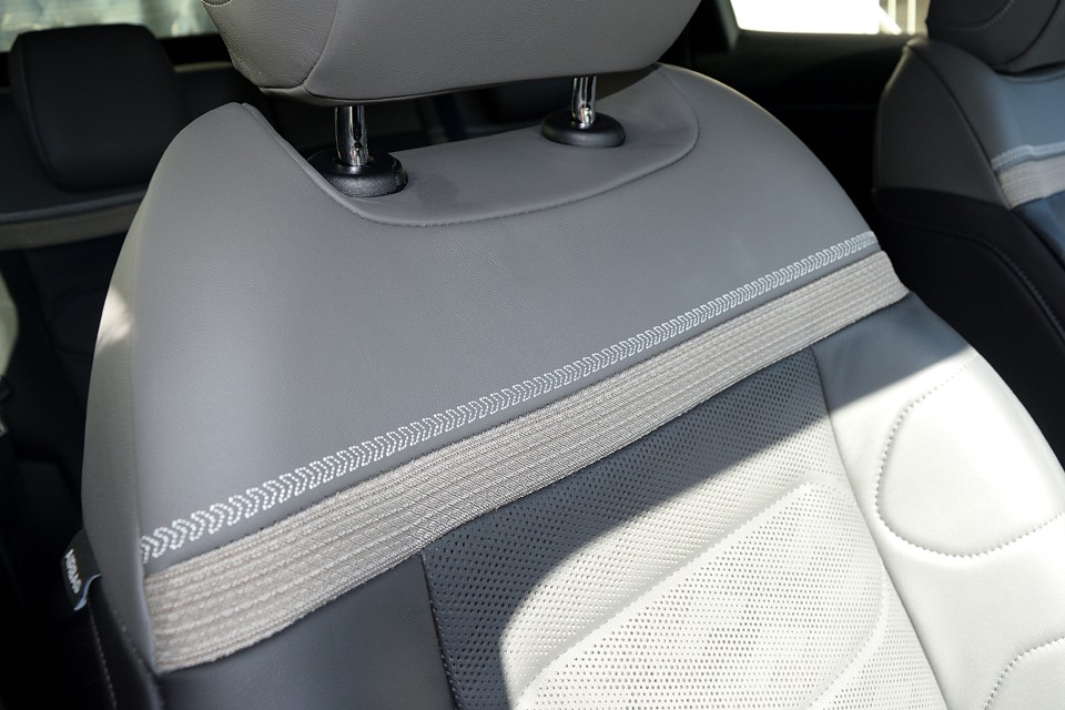 聞けば日本人の女性がデザイン関わったというインテリア。とりわけダブルシェブロンを模したステッチ、革素材のシートに布のアクセント等、繊細な感性は日本人らしさでしょうか。