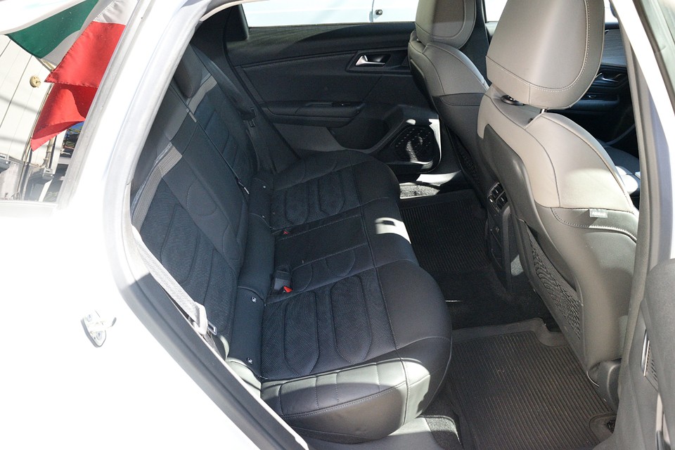 もちろんリアシートも同様のこだわりデザイン！良いと思えば、それを大胆に取り入れる、そのこだわり度合いはやっぱりシトロエン！