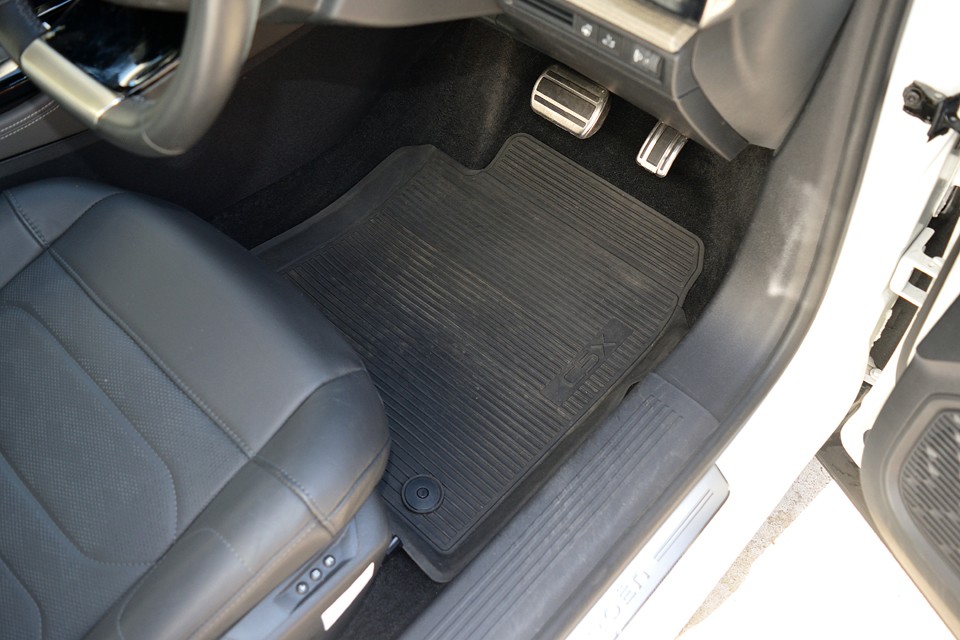 全シート、通常のベロアのフロアマットの上に、メーカーオプションのC5X専用ラバーフロアマットを敷いてあります。