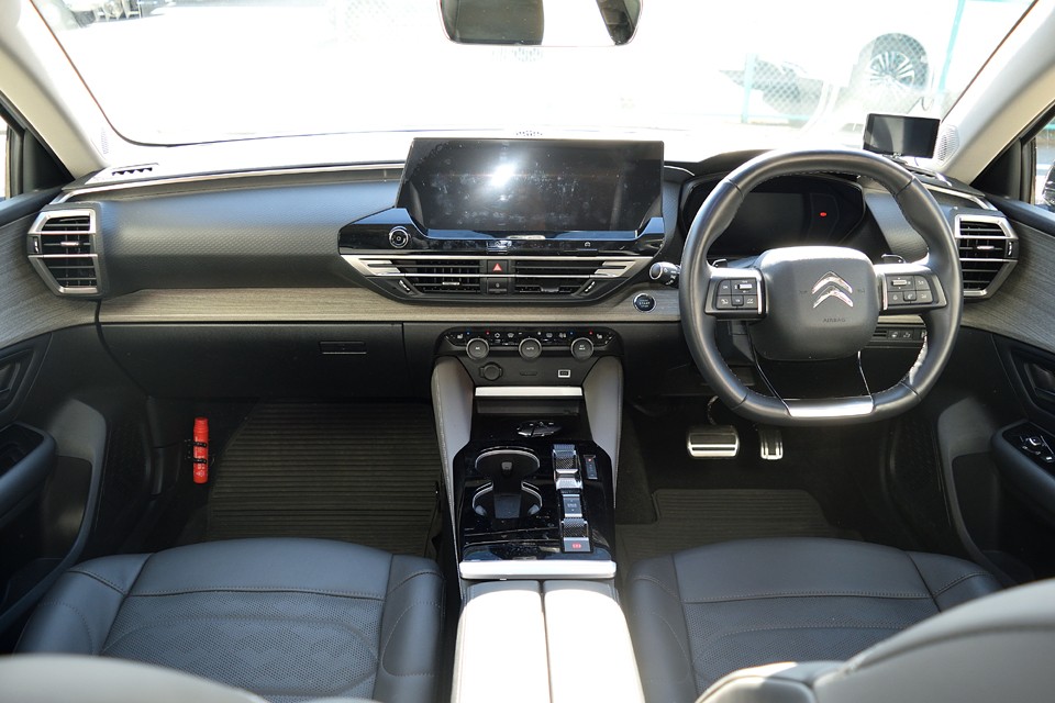 ドア～ダッシュパネル中央～ドアまで横一線にあしらわれた木目調パネルが落ち着きを感じさせるフラッグシップモデルらしいインテリア。