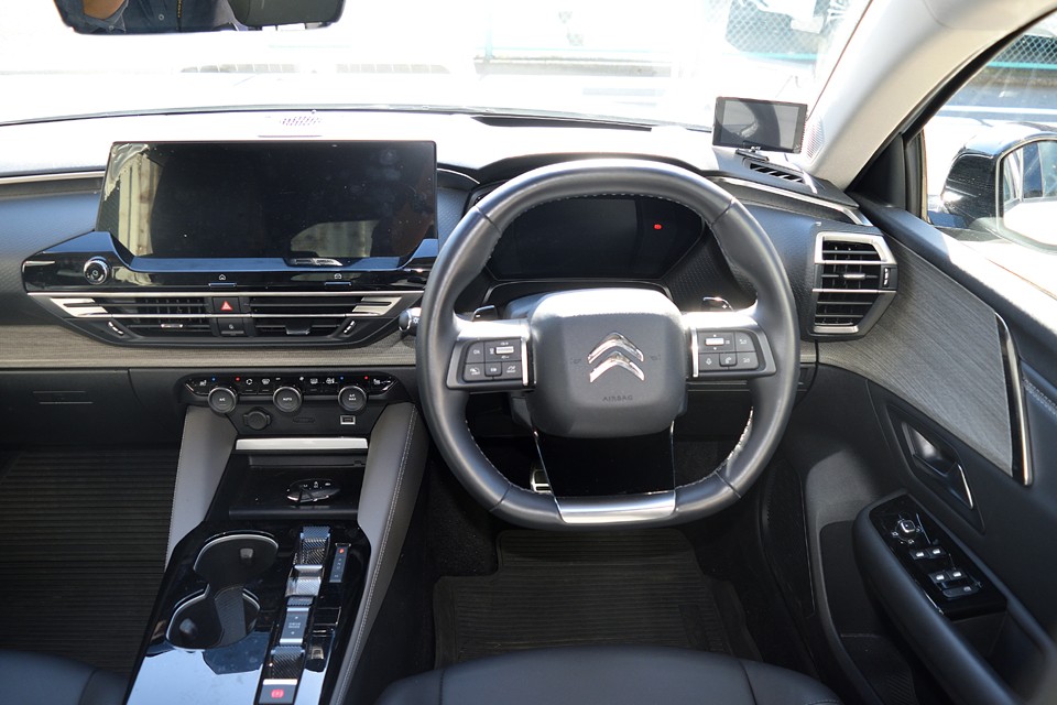 多装備になればなるほど、必然的に複雑になる運転席周りですが、インターネットやスマホとも連携出来るMyCITROËN DRIVE PLUSに集約されているのか、思いのほかスッキリとした印象です。