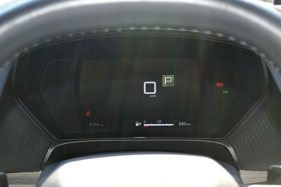 必要な時に必要な情報が表示される合理的なメーター。確かにいつも全部見えている必要はないですからね。