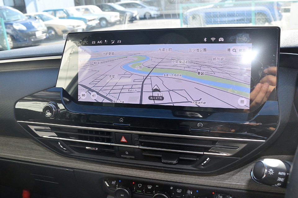 12インチタッチスクリーンを全面ナビ画面にするとこんな巨大な表示に！これなら曲がる道を見過ごすこともないでしょうね。