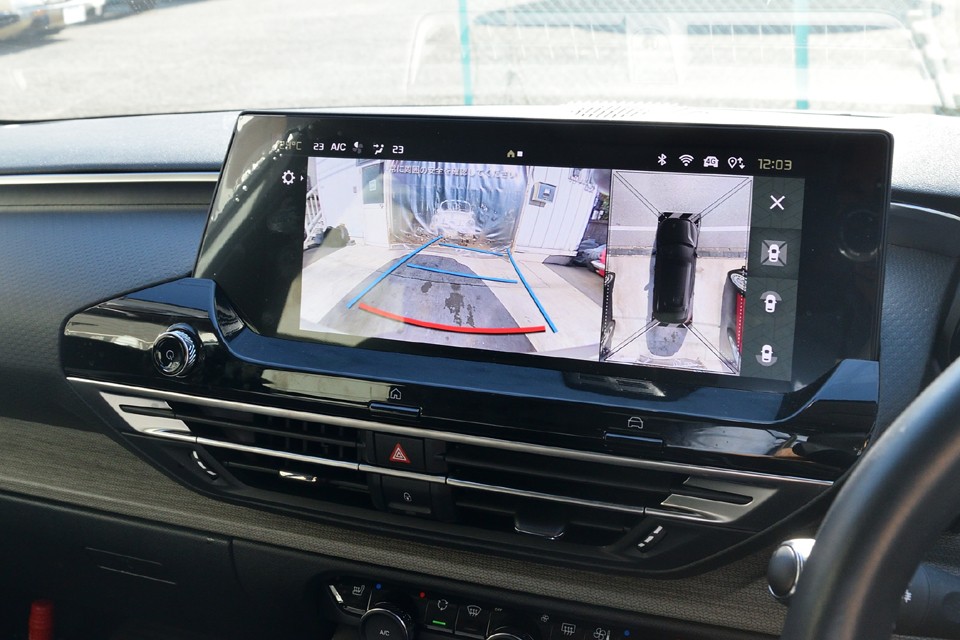 大柄なボディで車庫入れが心配・・・そんな方の強い味方がコレ。通常のバックカメラに加え、車両を真上から見た映像を映し出してくれるので、これ以上の安心はないのではないかと。