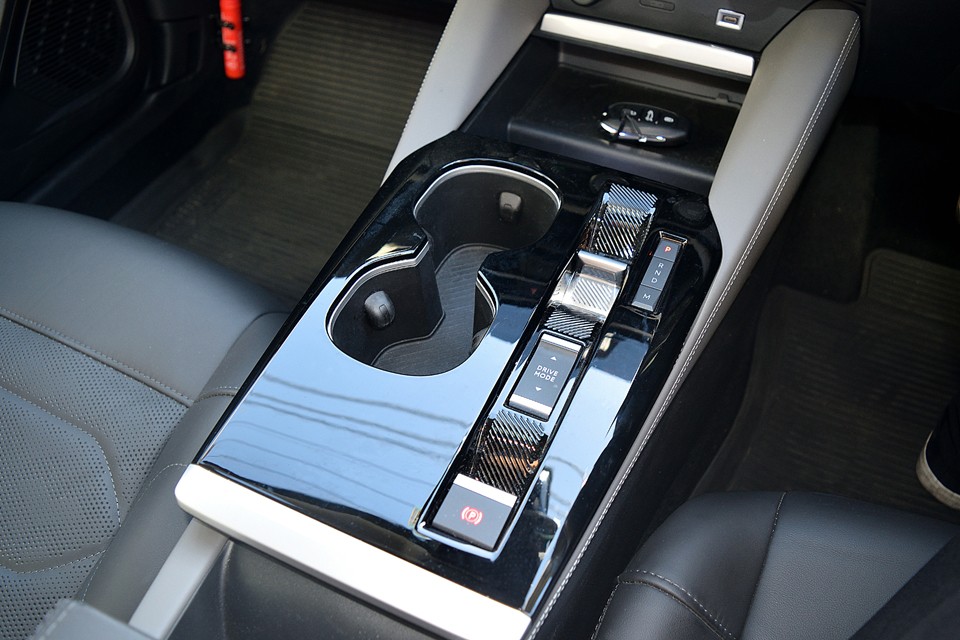 フラッグシップモデルらしい気品漂うピアノブラック仕上げのセンターコンソール。