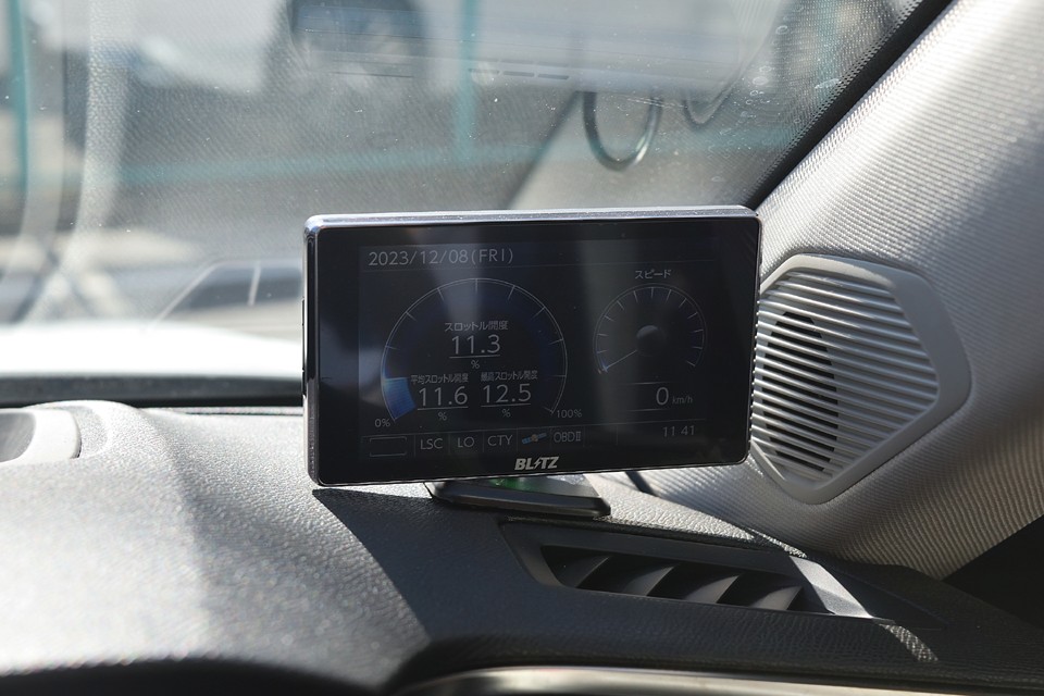 ご覧のBLITZ製レーダーを装備。最近のレーダーは凄いですねぇ、これがあれば、いろいろと安心ですね。