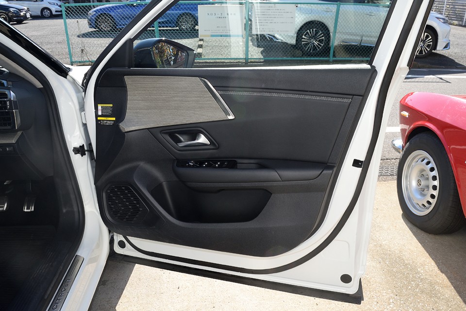 前ドア内張です。木目調のパネルが目を引きますね。その横にはシートと同じダブルシェブロン風のステッチが続きます。