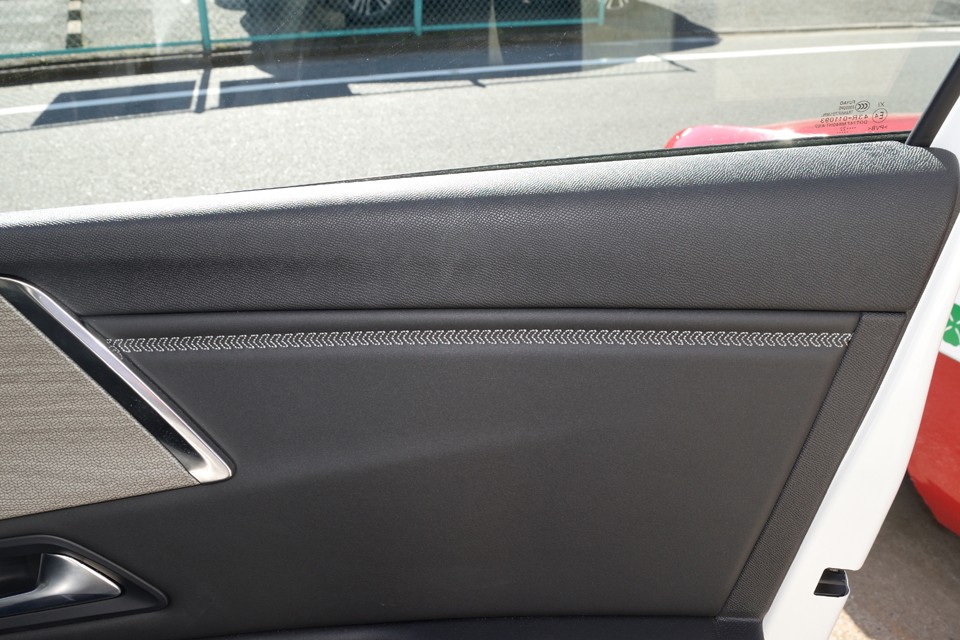 考えたら簡単なステッチ柄ですが、シートからドアと水平に続くことで、統一感のあるインテリアを演出しています。