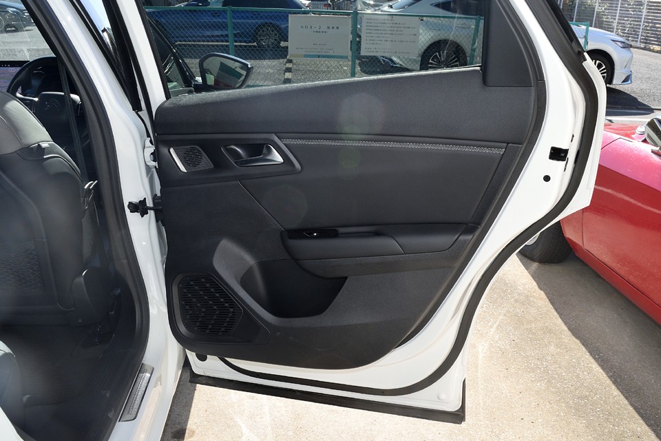 リアドア内張も、もちろんダブルシェブロン・ステッチ入り！