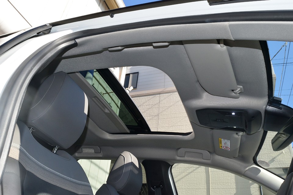 サンルーフを開けたときの解放感は格別！使う頻度は少ないかもしれませんが、あればうれしい装備ですよね。