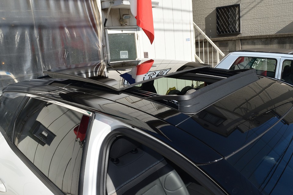 ちなみにサンルーフを開けた時を外から見るとこんな感じ。風除けが立ち上がって、ガラスが外側にスライドする構造です。