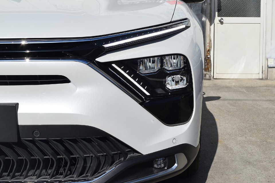 サイドに向かって別れるV字型のシグネチャーライトは、シトロエン曰く『優雅にして精悍。美しくて機能的。唯一無二の先鋭的なスタイルがここにあります。』・・・むむ、そう言おうと思ったのに～（苦笑）