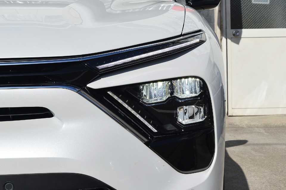 ロー、ハイのコンビネーションがどうなってるかというと・・・上段2ヶがロービーム。