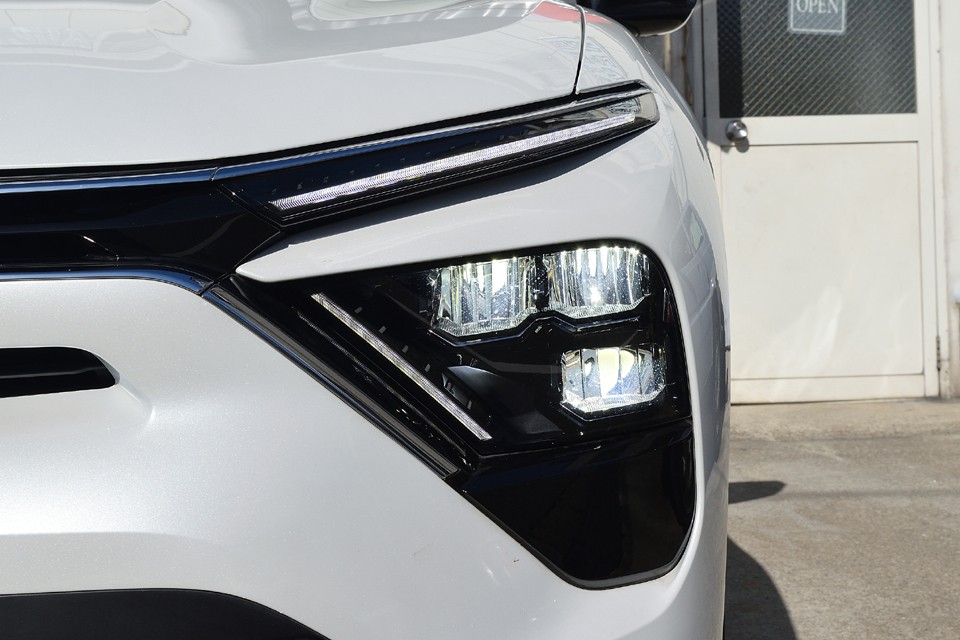 下段の1ヶがハイビーム。ちなみにV字型の2本の線状ライトはデイライトですので、エンジン始動とともに常時点灯します。