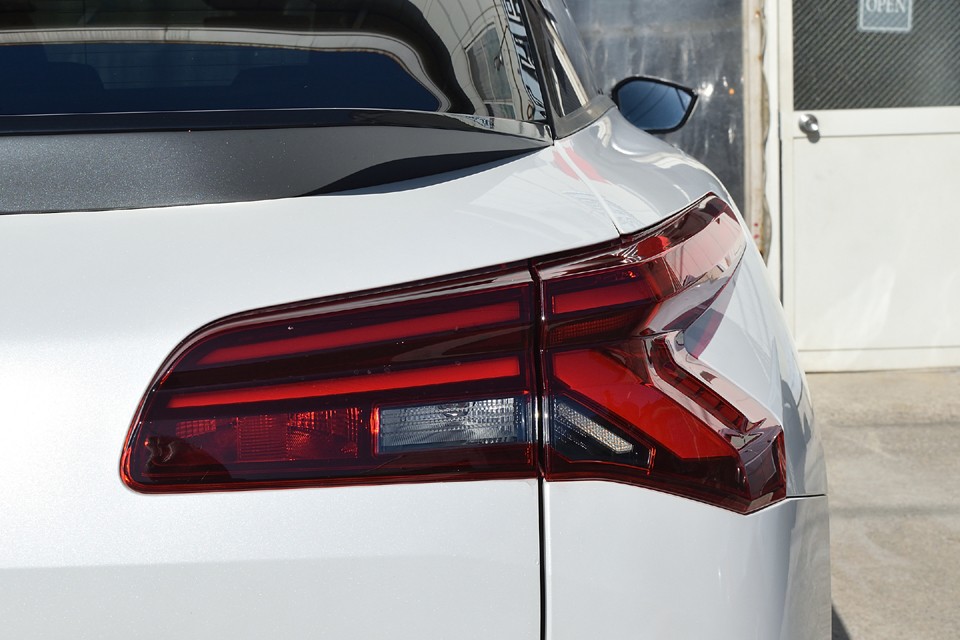 ボディ側面にかなり回り込んでいて、尚且つ真後ろから見てもV字を認識できる、かなり複雑で凝った形状のリアレンズ。