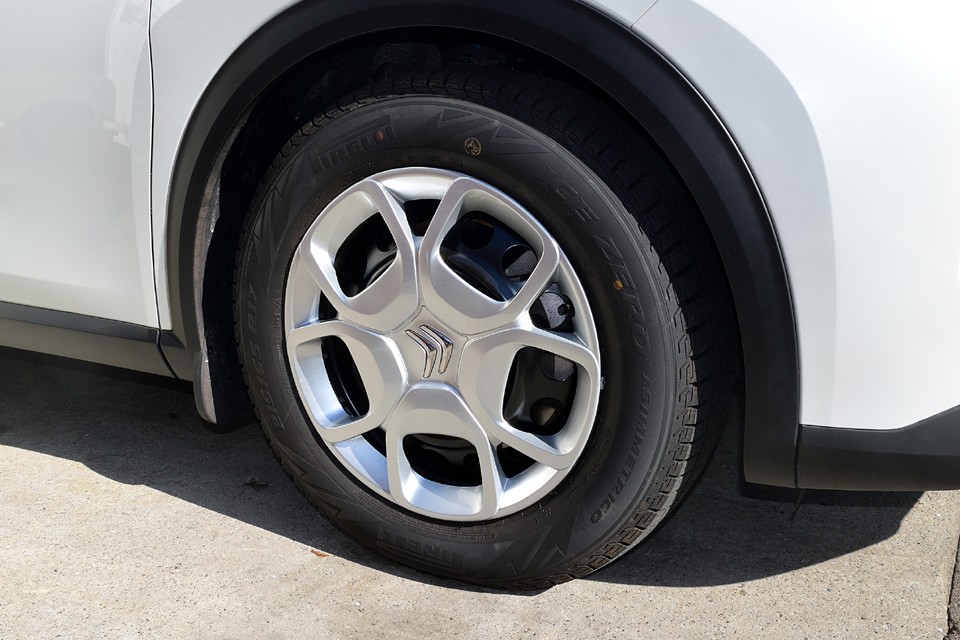 現在、C5Xとしては珍しいご覧の鉄ッチンホイールにホイールキャップ＆スタッドレスタイヤを装着しています。