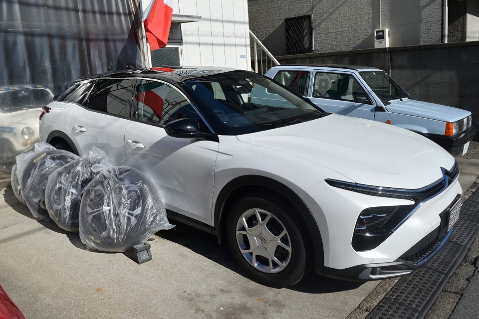 ご覧の、純正アルミホイール＆サマータイヤ4本ももちろん付属します。・・・よく見ると、現在のこのホイールキャップのデザイン、悪くないですねぇ。