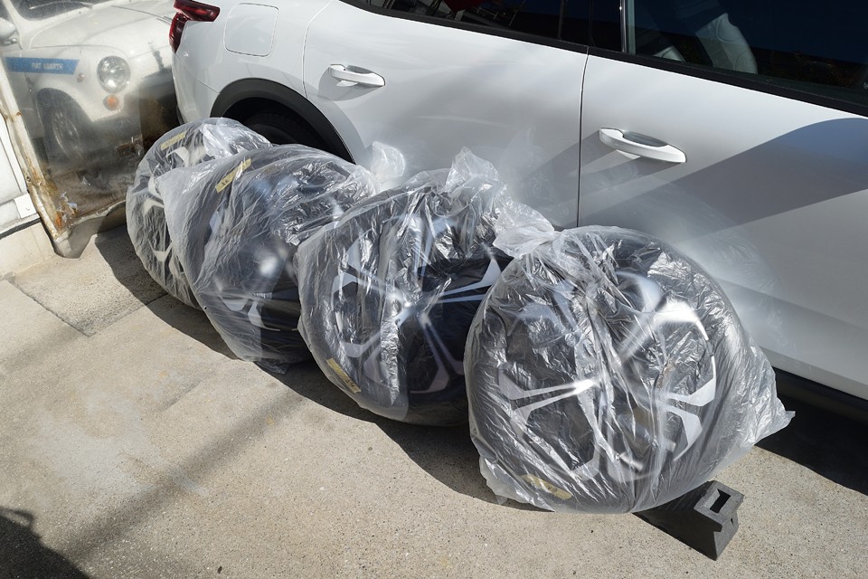 目立つキズも無さそうですし、状態は良いと思います。使用するかどうかは兎も角、ホイールの選択肢があるのはいいことですよね。