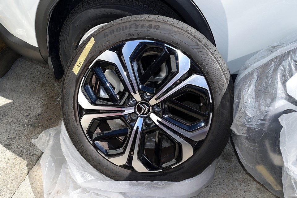 現在のホイールキャップとはかなり異なるイメージ（厳つい？！）の純正アルミホイール＆サマータイヤ。お好みでご使用くださいませ。