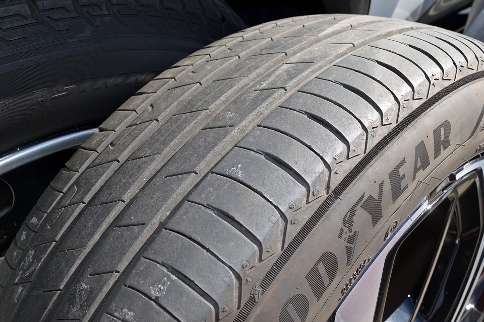 純正タイヤはGOODYEAR製でサイズは205/55R19。走行5,000kmなので残山もタップリ！8分山というところでしょうか。