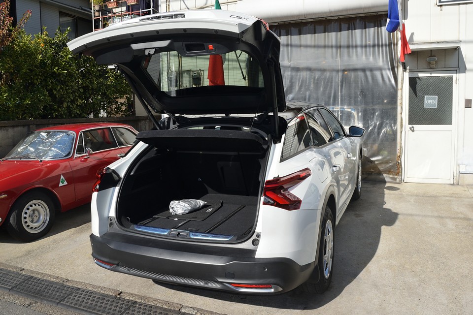 『サルーンのエレガンス、ステーションワゴンの実用性、SUVの力強さを融合』と言うキャッチフレーズにふさわしく、リアラゲッジスペースは広大なスペースで、荷物の積み下ろしも楽々！