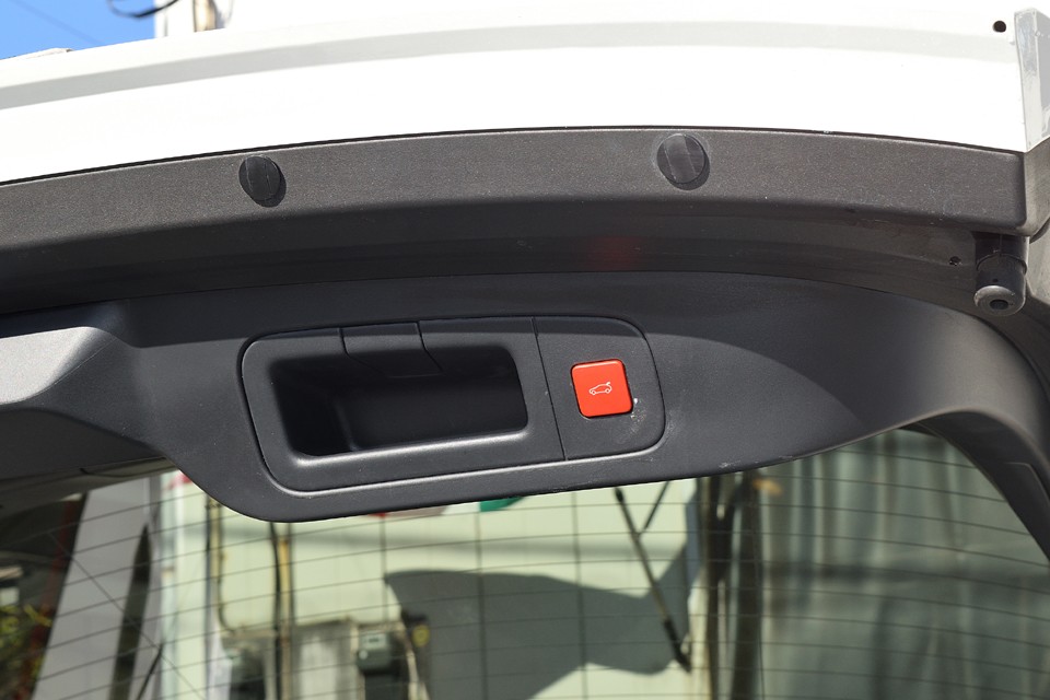 ガッシリとしたリアハッチは安心ですが、開閉が重くて・・・その心配は要りません。電動開閉機構付きです。