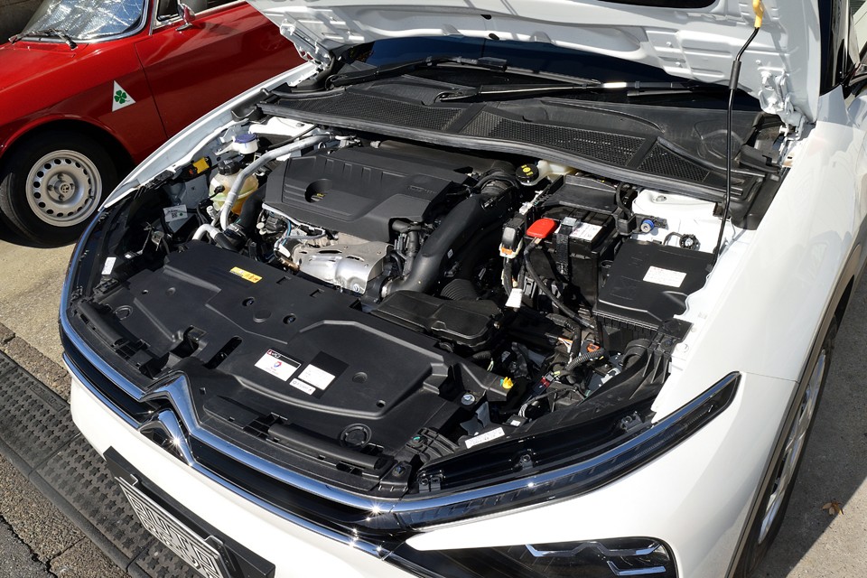 直列4気筒DOHCターボ、1598cc、最高出力180ps/5500rpm、最大トルク	25.5kg・m/1650rpm。大柄なボディで重たそうに見えますが実際の車両重量は1520kg。それで180psですから決して遅い車ではありません。