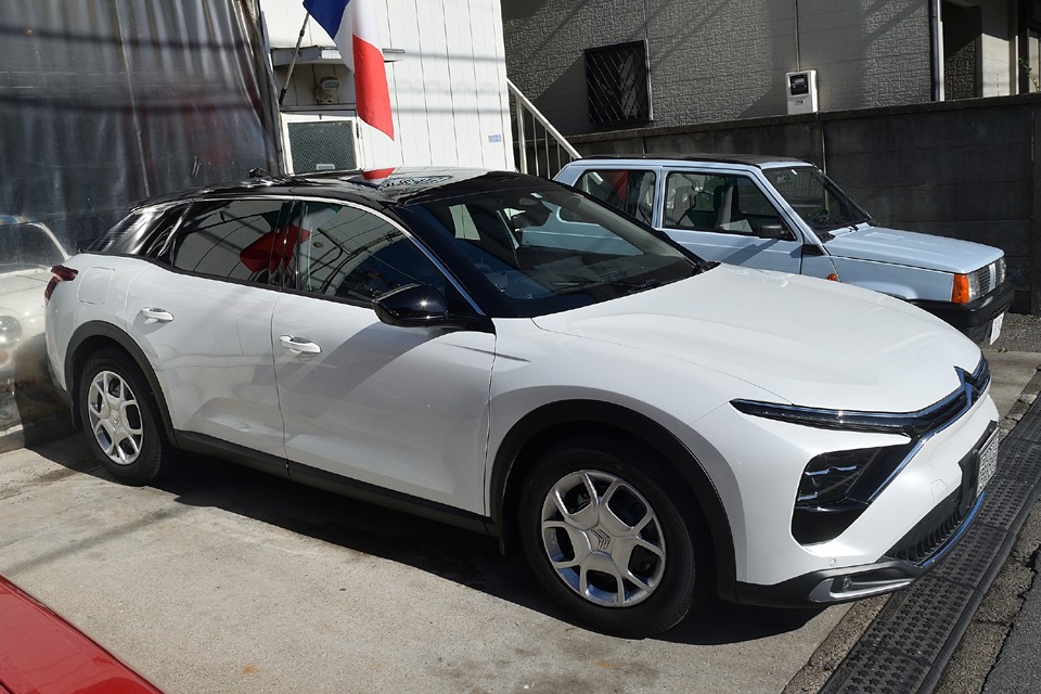 改めてこうしてみると、上品で美しいクルマですねぇ。このホイールキャップのせいか、その上品さが更に引き立っているように感じます。