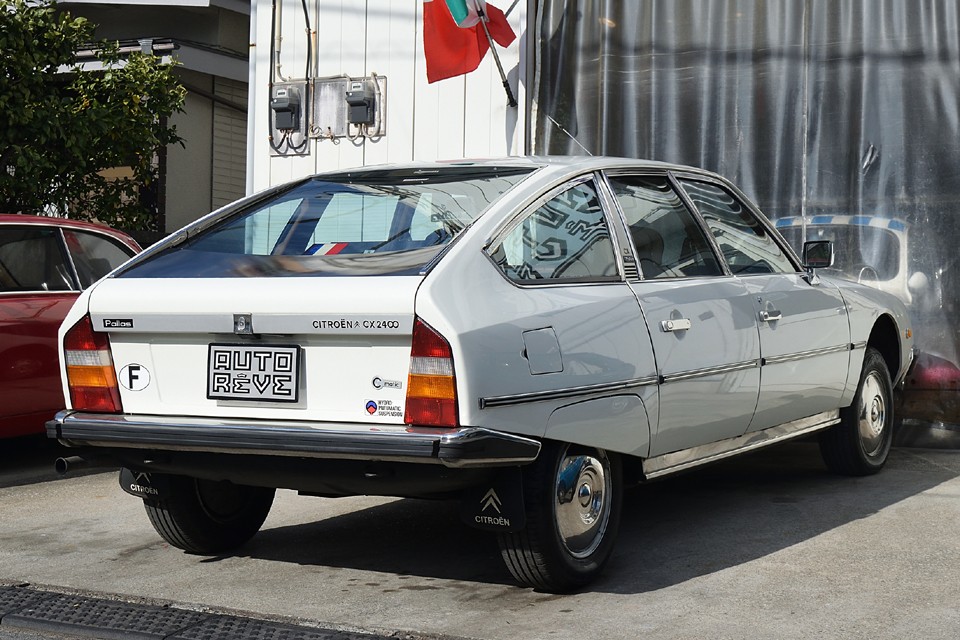 このCX、実際はハッチバックでは無いのですが、スタイルは正にハッチバック。このスタイルが何故か今、全盛ですが、CXは40年以上前からこのスタイルですが、何か？的な。