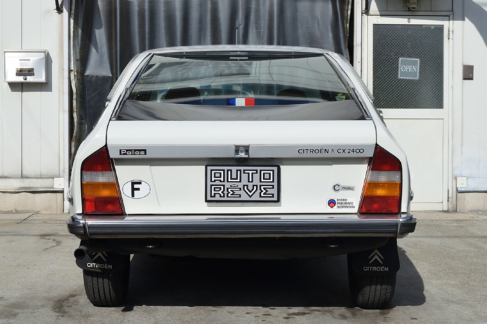 逆反りしたウインドウが特徴的なリアスタイル。フロントからリアにかけての流麗なボディデザインは、最近のEVなんかのモチーフ？　結局、1周回って戻ってきた。ってことなのでしょう。