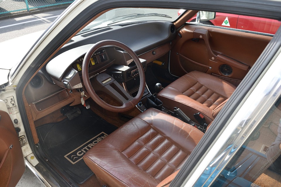 シートはもちろん、内張やカーペット、ゴムマットに至るまで、すべて新車当時のオリジナルのものです。張替、交換等はされていません。